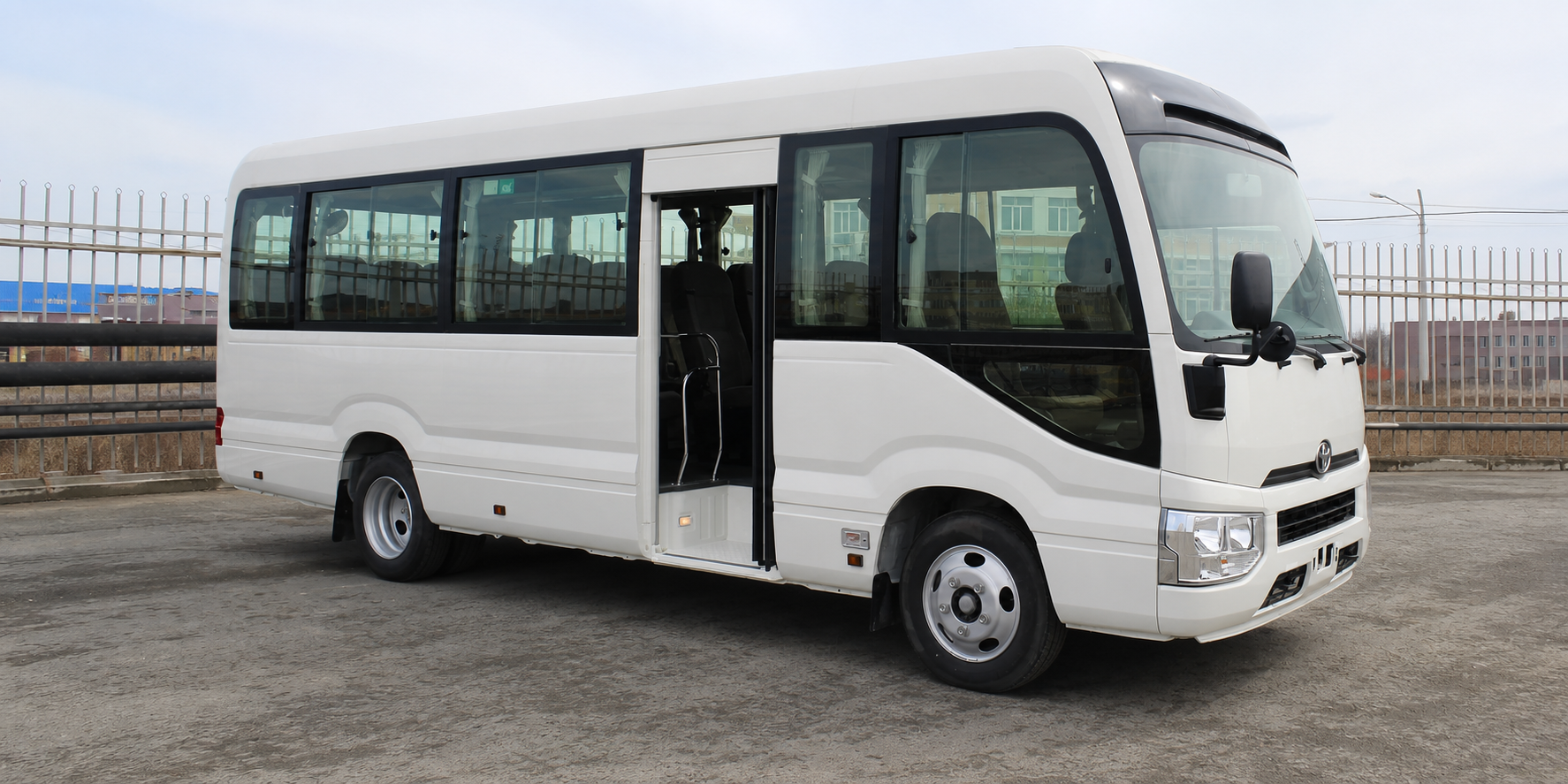 Белый автобус Toyota Coaster